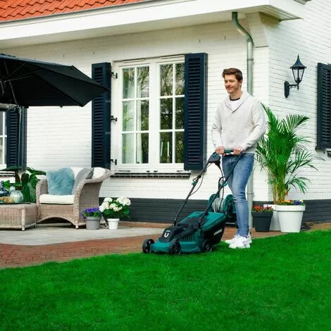 VONROC Tondeuse à Gazon 1300W – Largeur De Coupe De 32cm – Bac De Ramassage 30L Avec Indicateur De Remplissage – Hauteur De Coupe Réglable 4 VONROC Tondeuse à Gazon 1300W – Largeur De Coupe De 32cm – Bac De Ramassage 30L Avec Indicateur De Remplissage – Hauteur De Coupe Réglable – Image 3