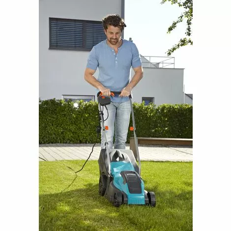 GARDENA Tondeuse électrique PowerMax 1100/32. Tondeuse Filaire / 1100W / Largeur De Coupe 32 Cm / Bac 30L / Pelouse Jusqu'à 300m² (5031-20). 4 GARDENA Tondeuse électrique PowerMax 1100/32. Tondeuse Filaire / 1100W / Largeur De Coupe 32 Cm / Bac 30L / Pelouse Jusqu'à 300m² (5031-20). – Image 2
